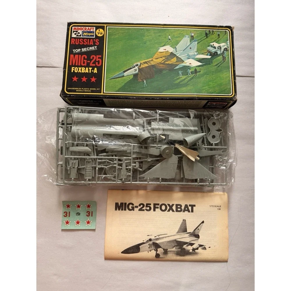 Vintage Minicraft Hasegawa 1/72 MiG-25 Foxbat-A Model Kit #130 Open Box